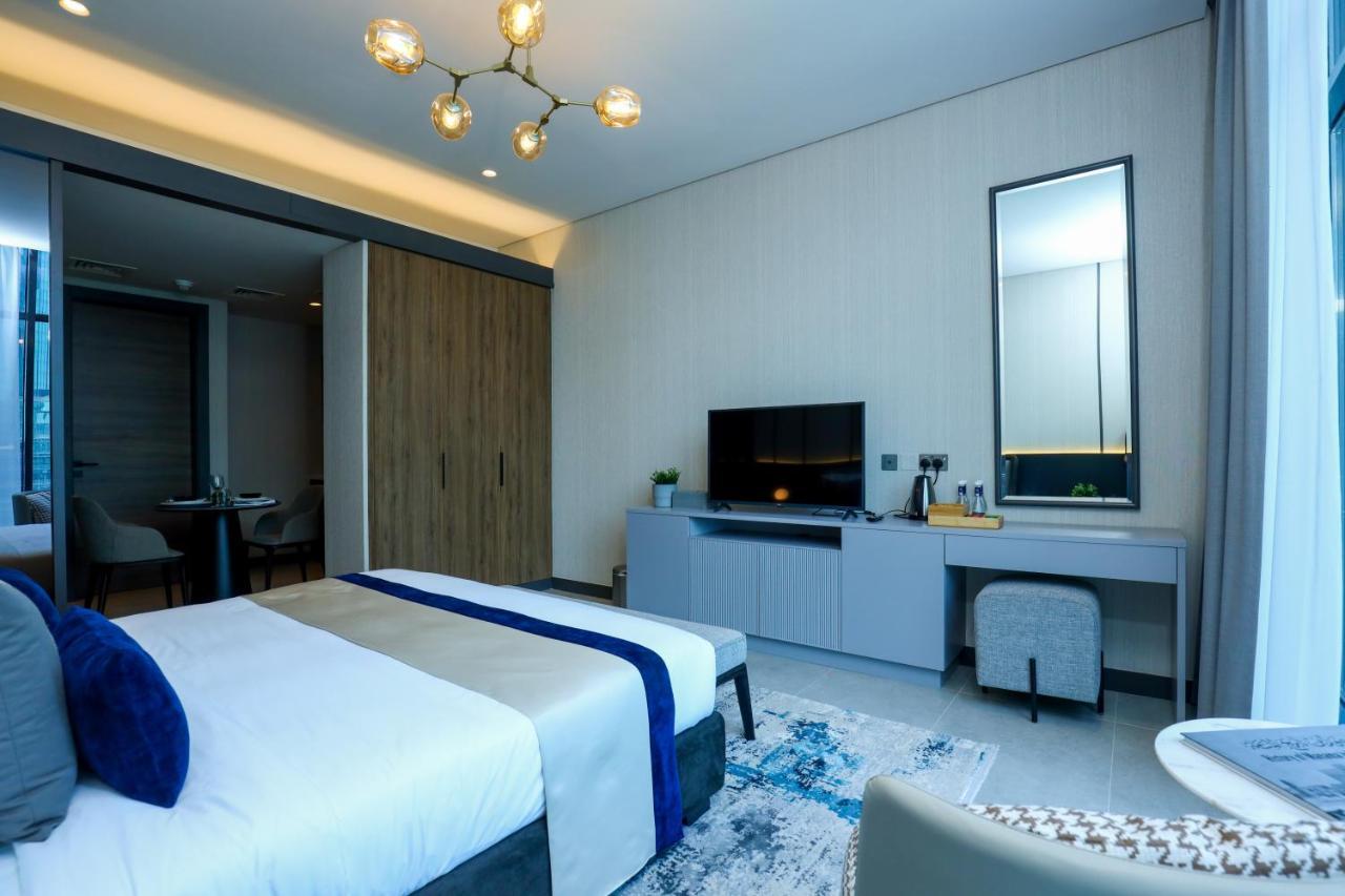Charthouse Bahrain Hotel Manama Luaran gambar A bedroom at the hotel