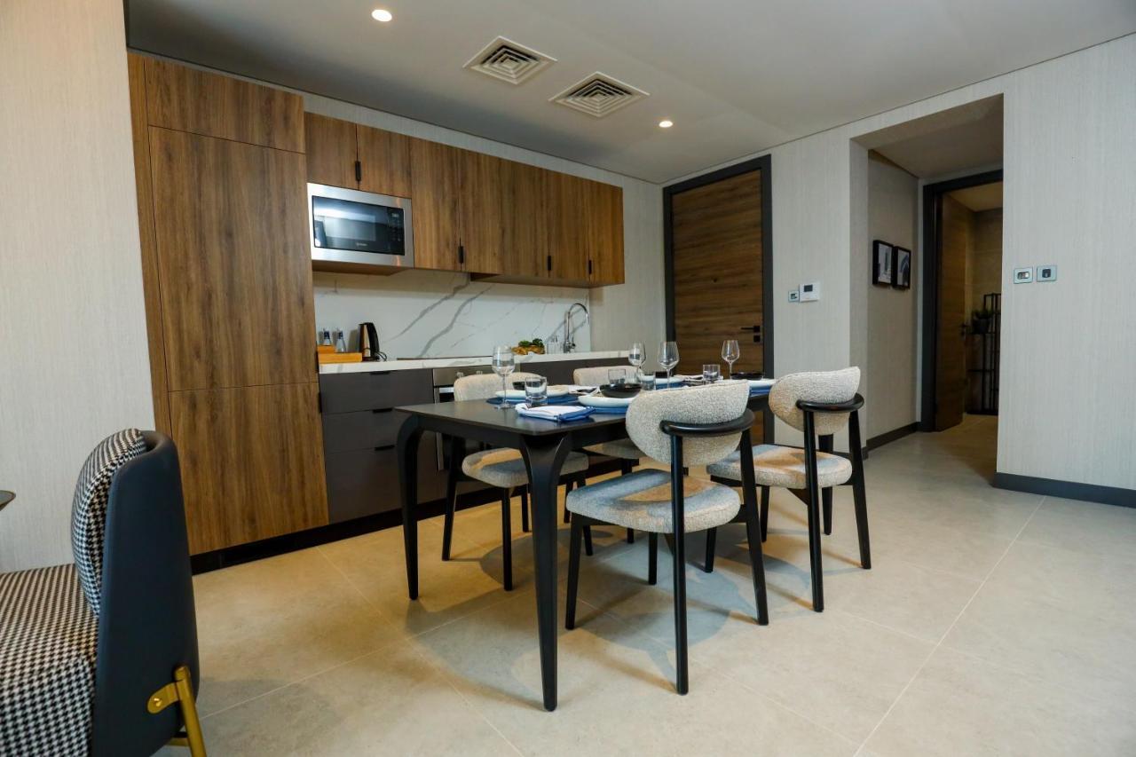 Charthouse Bahrain Hotel Manama Luaran gambar A kitchen in a serviced apartment