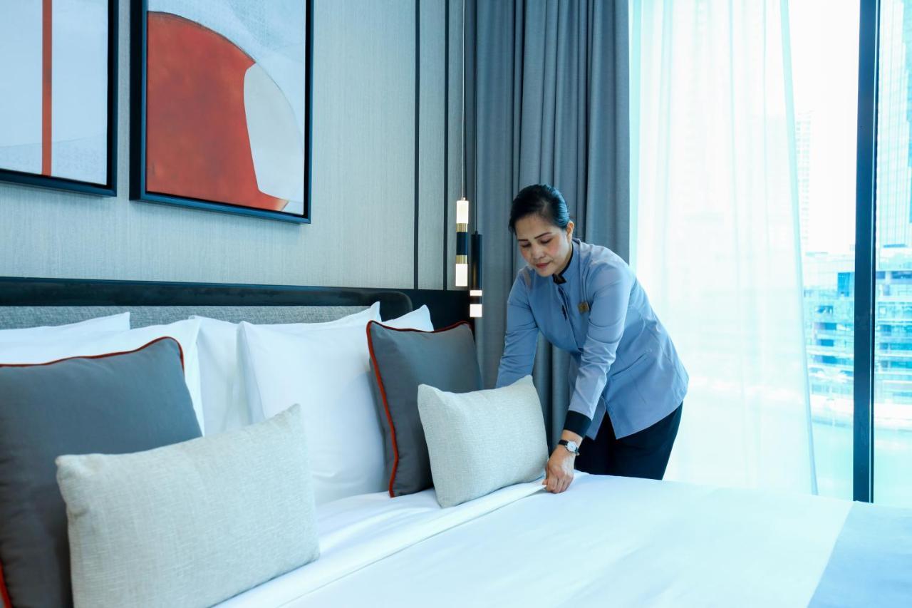 Charthouse Bahrain Hotel Manama Luaran gambar A chambermaid making a bed
