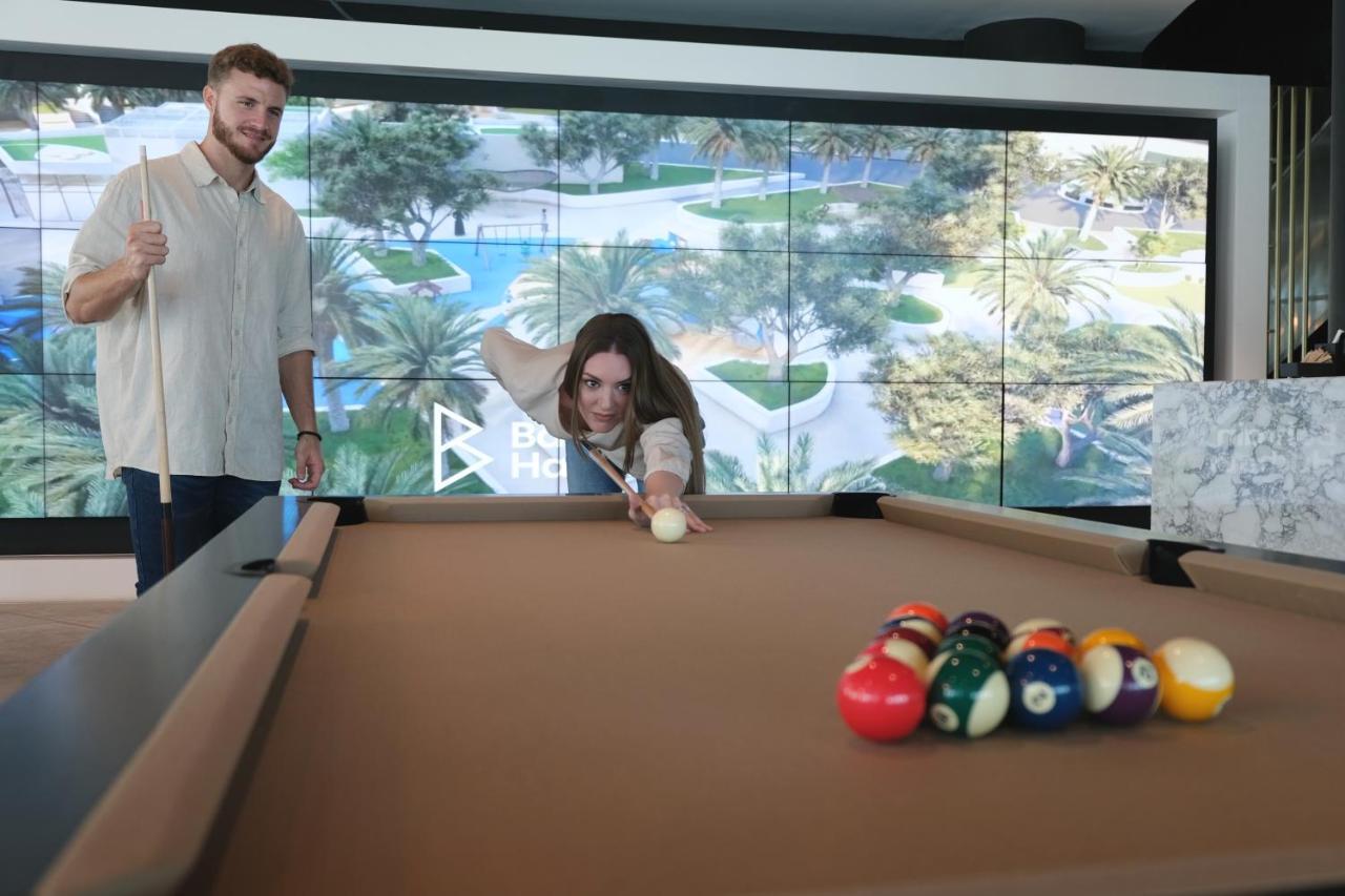 Charthouse Bahrain Hotel Manama Luaran gambar A pool table