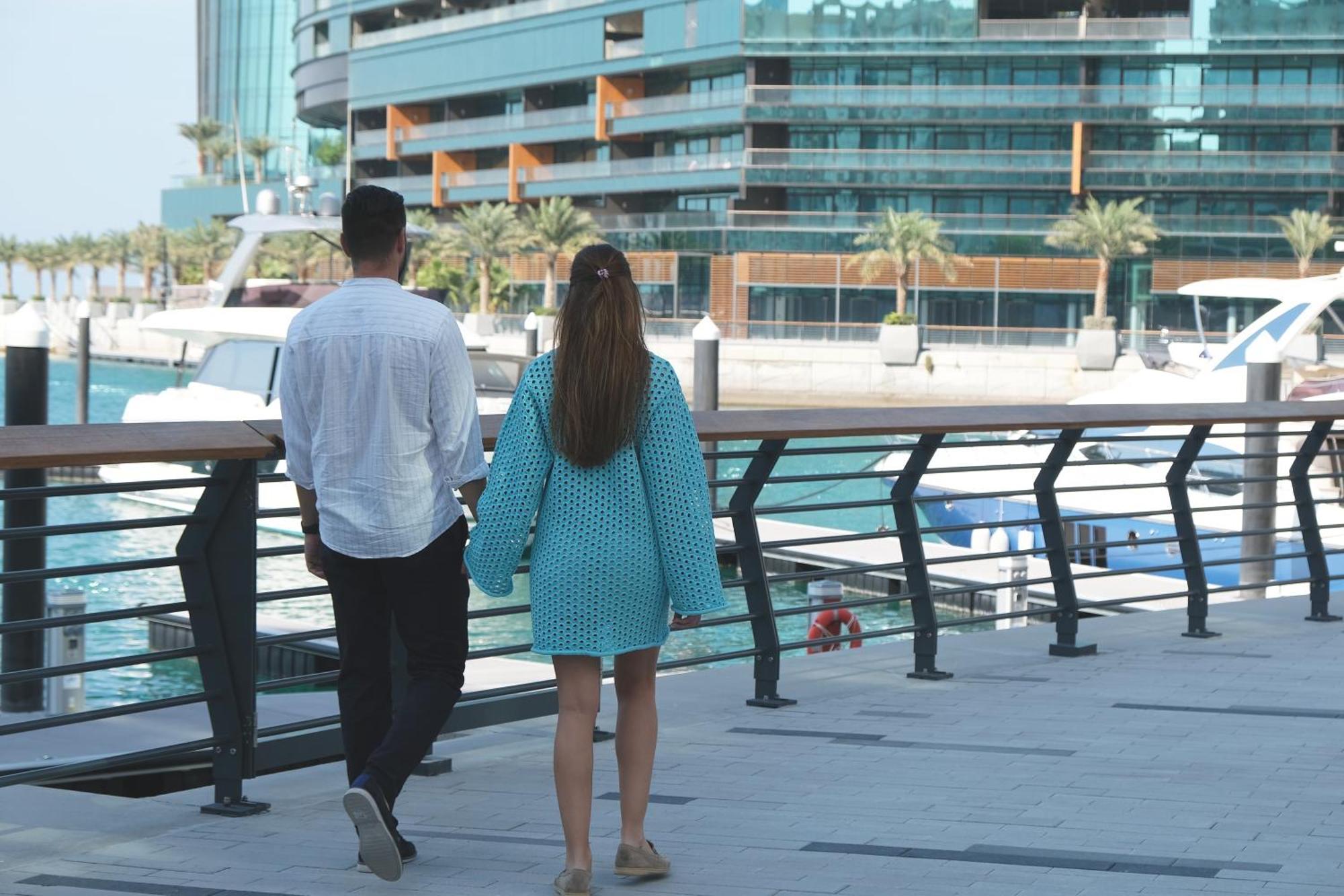 Charthouse Bahrain Hotel Manama Luaran gambar A couple walking in Dubai Marina