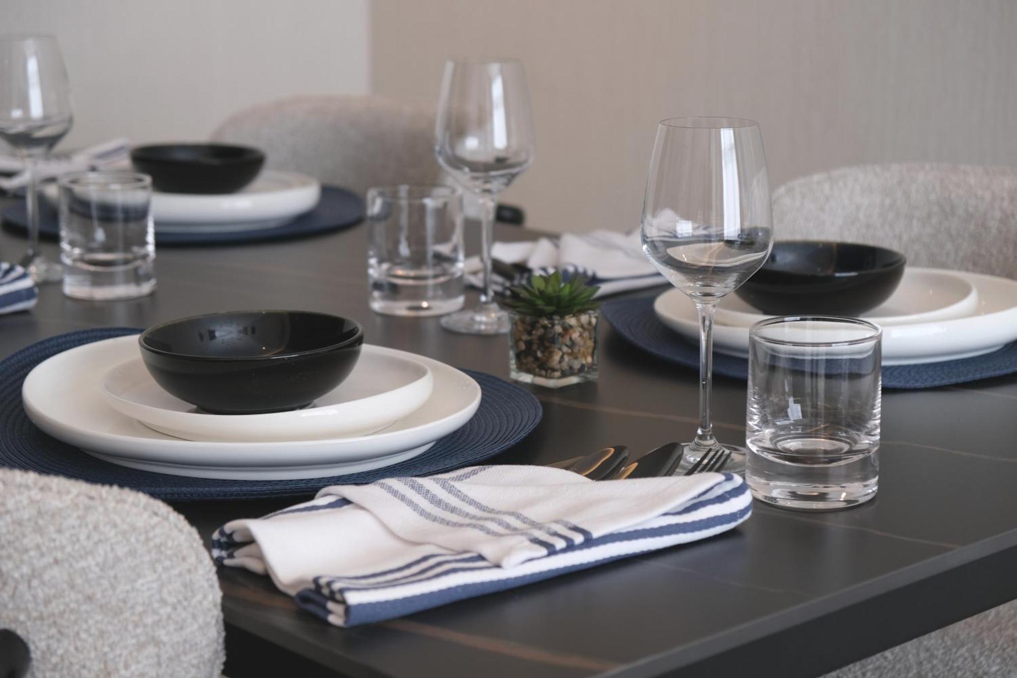 Charthouse Bahrain Hotel Manama Luaran gambar Dinnerware