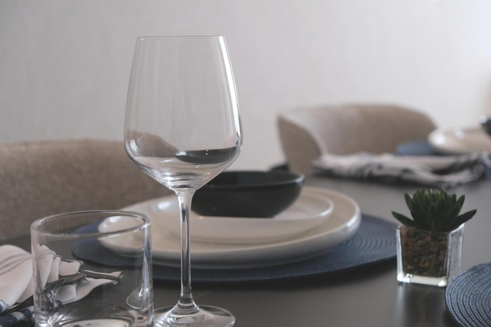 Charthouse Bahrain Hotel Manama Luaran gambar A wine glass