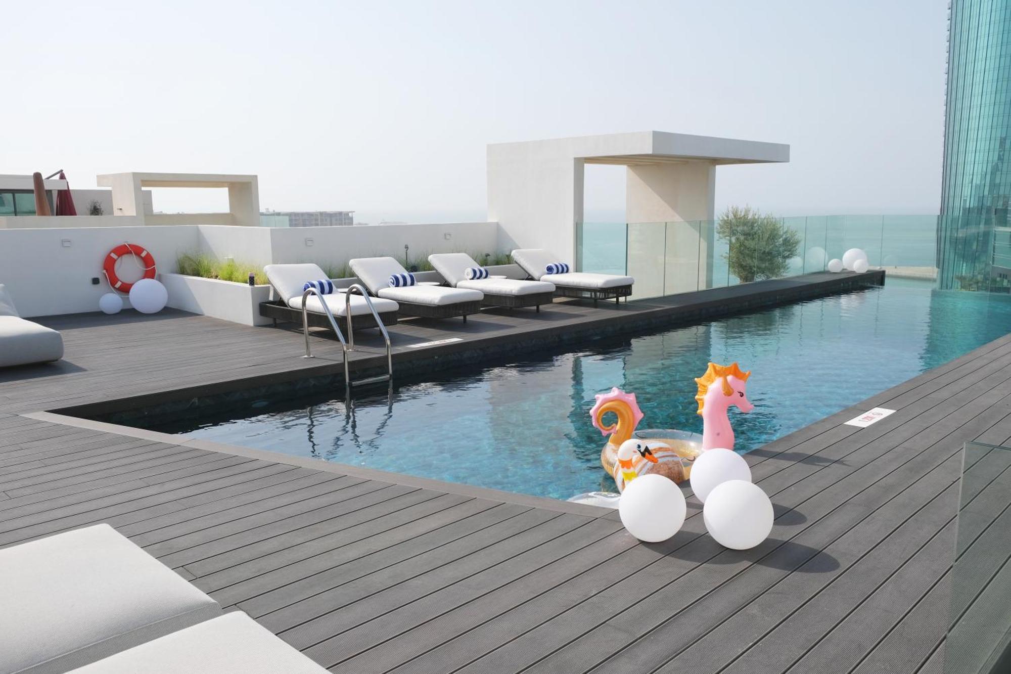 Charthouse Bahrain Hotel Manama Luaran gambar The pool at the top of the hotel
