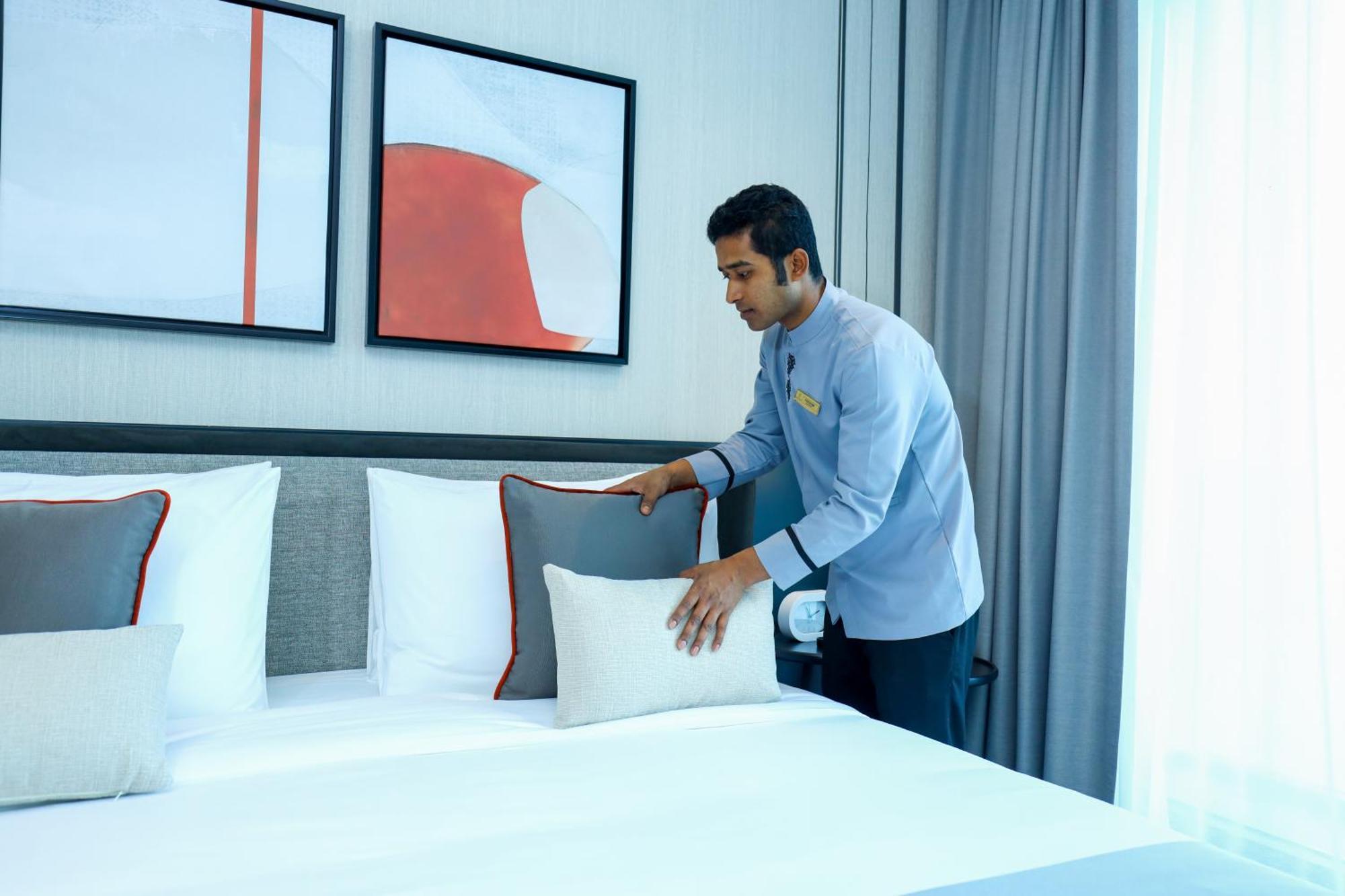 Charthouse Bahrain Hotel Manama Luaran gambar A hotel housekeeper making a bed